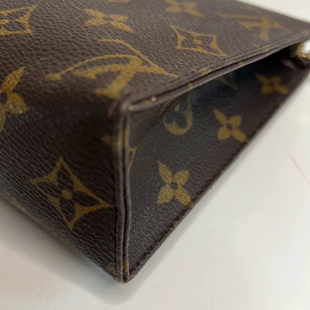 SOLD. Louis Vuitton Toiletry 19 pouch monogram - Picture 6 of 13